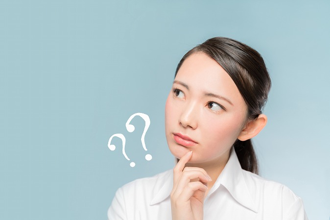 ?を浮かべる女性