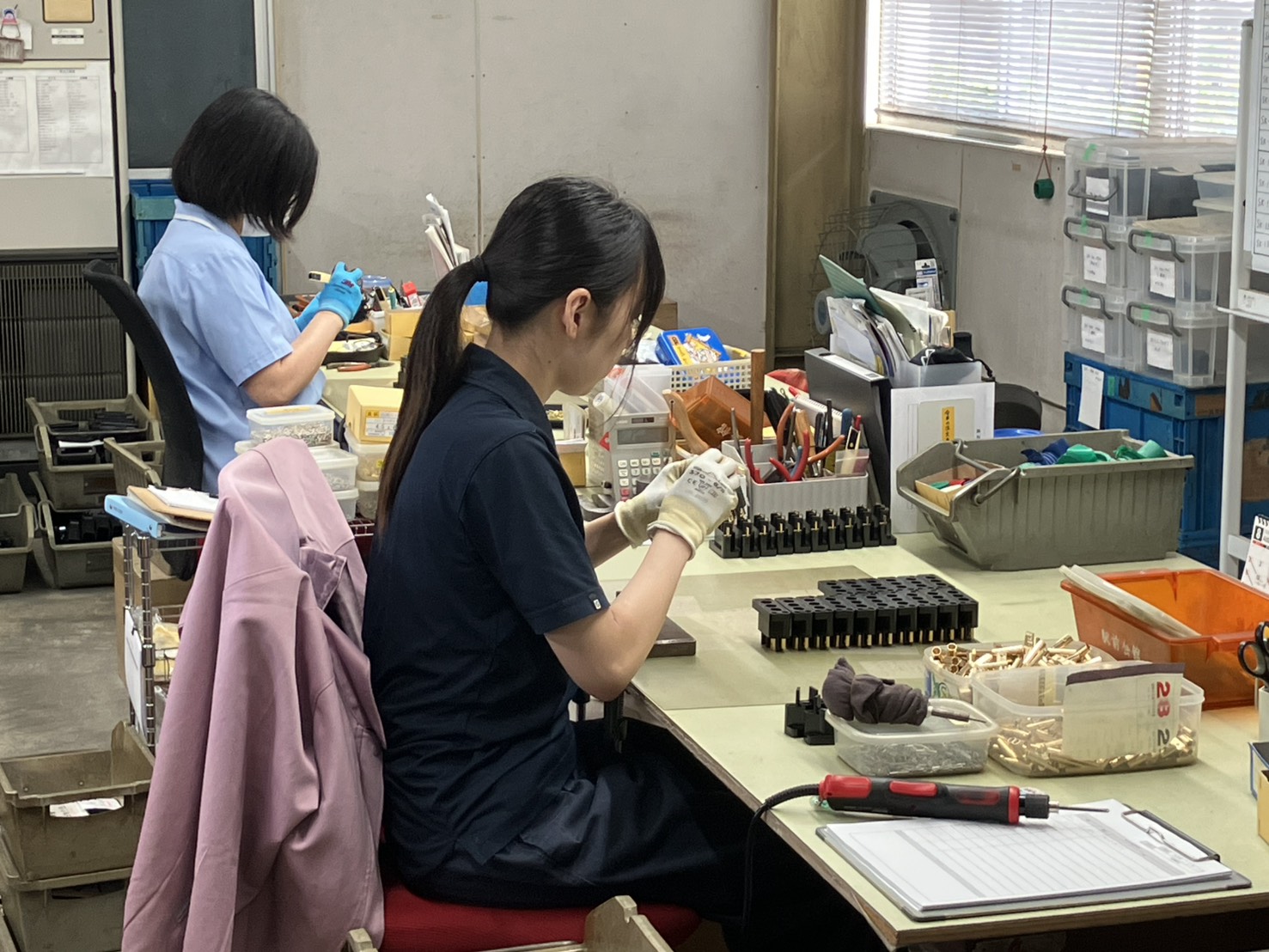 コネクタ端子部品を手作業で組み付ける様子